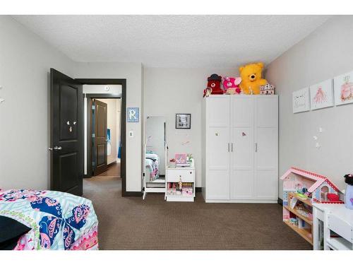 15 Cougar Ridge Manor Sw, Calgary, AB - Indoor Photo Showing Bedroom