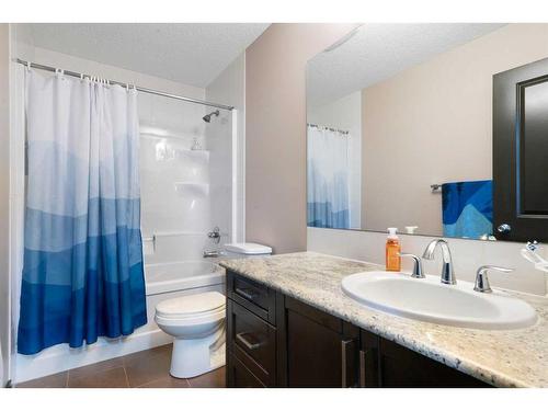 15 Cougar Ridge Manor Sw, Calgary, AB - Indoor Photo Showing Bathroom