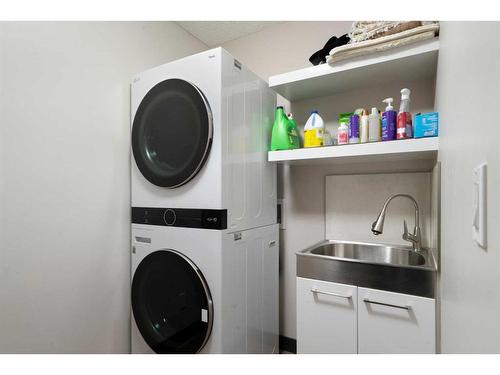 15 Cougar Ridge Manor Sw, Calgary, AB - Indoor Photo Showing Laundry Room