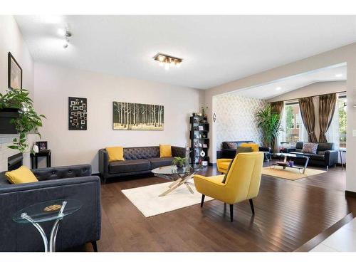 15 Cougar Ridge Manor Sw, Calgary, AB - Indoor Photo Showing Living Room