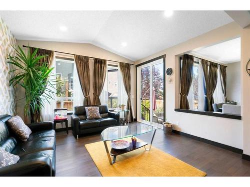 15 Cougar Ridge Manor Sw, Calgary, AB - Indoor Photo Showing Living Room