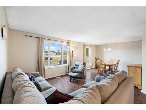 95 Rundleson Way Ne, Calgary, AB - Indoor Photo Showing Living Room