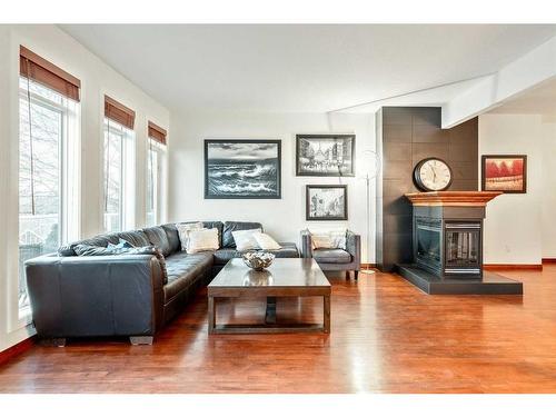 212 12A Street Ne, Calgary, AB - Indoor Photo Showing Living Room With Fireplace