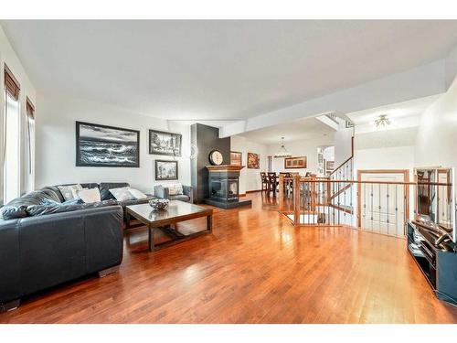 212 12A Street Ne, Calgary, AB - Indoor Photo Showing Living Room