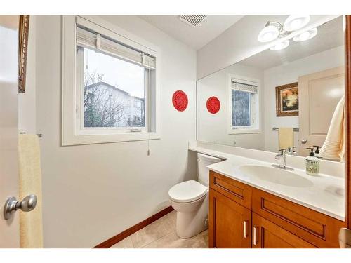 212 12A Street Ne, Calgary, AB - Indoor Photo Showing Bathroom