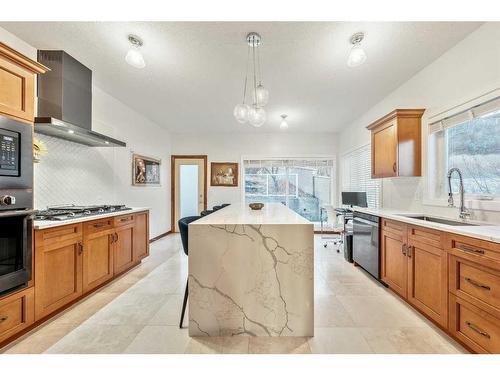 212 12A Street Ne, Calgary, AB - Indoor Photo Showing Kitchen