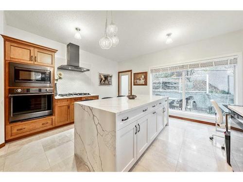 212 12A Street Ne, Calgary, AB - Indoor Photo Showing Kitchen