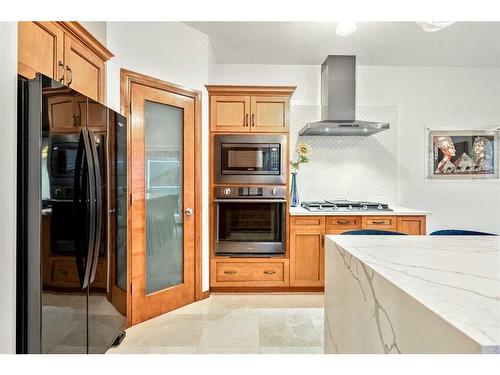 212 12A Street Ne, Calgary, AB - Indoor Photo Showing Kitchen