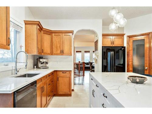 212 12A Street Ne, Calgary, AB - Indoor Photo Showing Kitchen