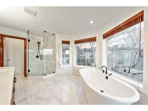 212 12A Street Ne, Calgary, AB - Indoor Photo Showing Bathroom