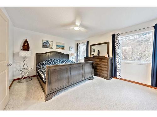 212 12A Street Ne, Calgary, AB - Indoor Photo Showing Bedroom