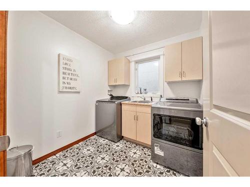 212 12A Street Ne, Calgary, AB - Indoor Photo Showing Kitchen