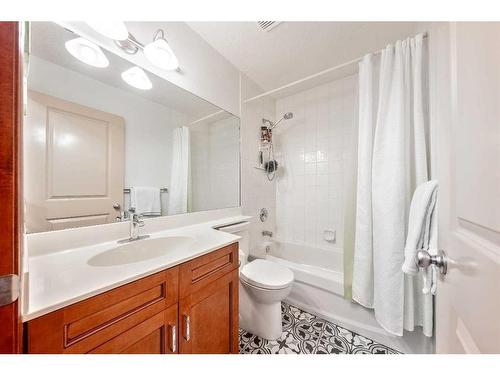 212 12A Street Ne, Calgary, AB - Indoor Photo Showing Bathroom