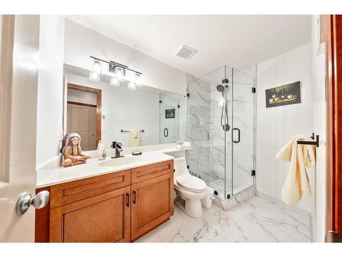 212 12A Street Ne, Calgary, AB - Indoor Photo Showing Bathroom