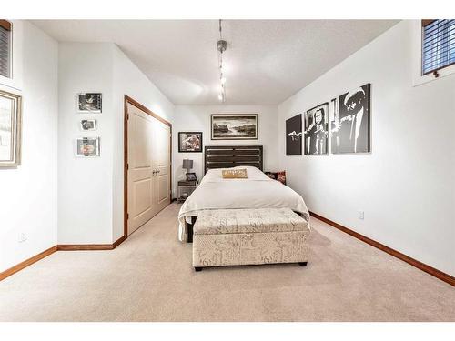 212 12A Street Ne, Calgary, AB - Indoor Photo Showing Other Room