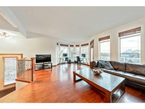 212 12A Street Ne, Calgary, AB - Indoor Photo Showing Living Room