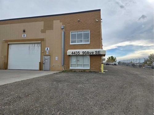 4435 90 Avenue Se, Calgary, AB 