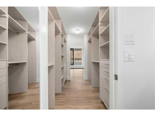 4C-133 25 Avenue Sw, Calgary, AB - Indoor With Storage