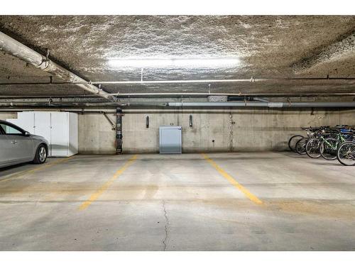 4C-133 25 Avenue Sw, Calgary, AB - Indoor Photo Showing Garage