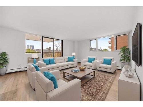 4C-133 25 Avenue Sw, Calgary, AB - Indoor Photo Showing Living Room