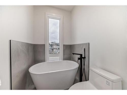 1403 19 Avenue Nw, Calgary, AB - Indoor Photo Showing Bathroom