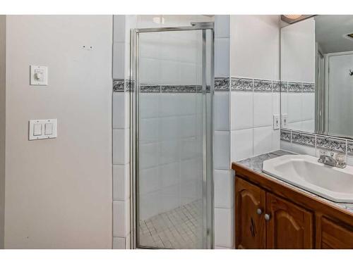 1807 62 Street Ne, Calgary, AB - Indoor Photo Showing Bathroom