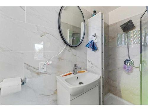 632 55 Street Se, Calgary, AB - Indoor Photo Showing Bathroom