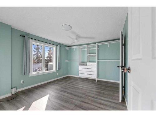 632 55 Street Se, Calgary, AB - Indoor Photo Showing Other Room