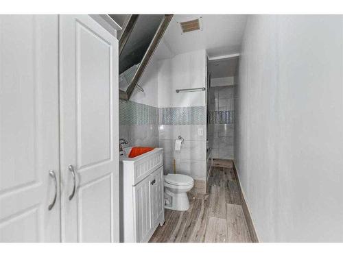 632 55 Street Se, Calgary, AB - Indoor Photo Showing Bathroom