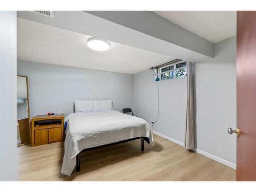 632 55 Street Se, Calgary, AB - Indoor Photo Showing Bedroom