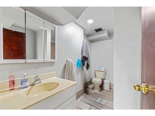 632 55 Street Se, Calgary, AB - Indoor Photo Showing Bathroom