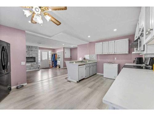 632 55 Street Se, Calgary, AB - Indoor Photo Showing Kitchen