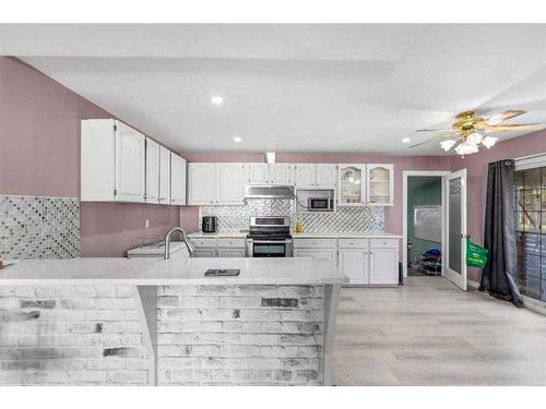 632 55 Street Se, Calgary, AB - Indoor Photo Showing Kitchen