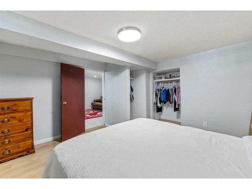 632 55 Street Se, Calgary, AB - Indoor Photo Showing Bedroom