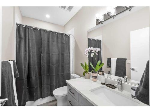 203 35A Street Sw, Calgary, AB - Indoor Photo Showing Bathroom