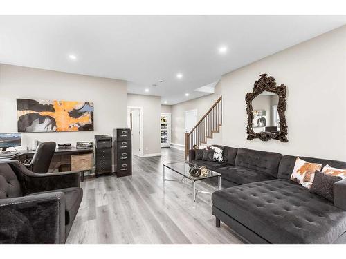 203 35A Street Sw, Calgary, AB - Indoor Photo Showing Living Room