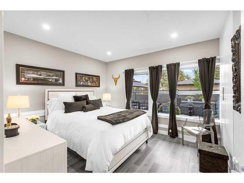 203 35A Street Sw, Calgary, AB - Indoor Photo Showing Bedroom