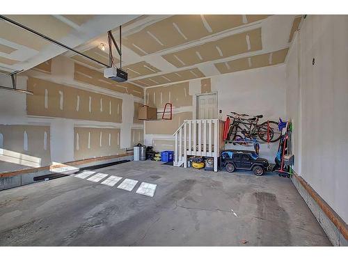 95 Evansridge Crescent Nw, Calgary, AB - Indoor Photo Showing Garage