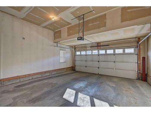 95 Evansridge Crescent Nw, Calgary, AB - Indoor Photo Showing Garage