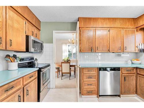 12419 17 Street Sw, Calgary, AB - Indoor Photo Showing Kitchen