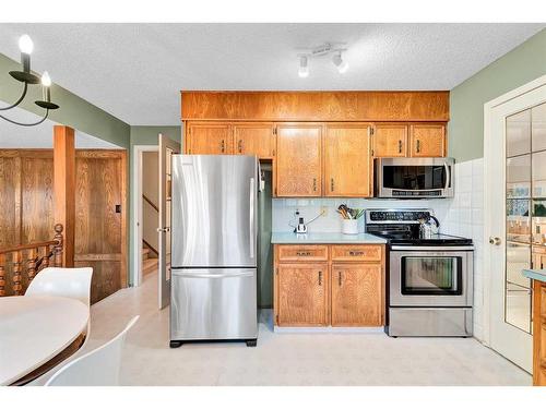 12419 17 Street Sw, Calgary, AB - Indoor Photo Showing Kitchen