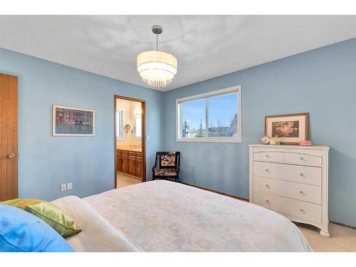 12419 17 Street Sw, Calgary, AB - Indoor Photo Showing Bedroom