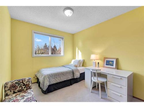 12419 17 Street Sw, Calgary, AB - Indoor Photo Showing Bedroom