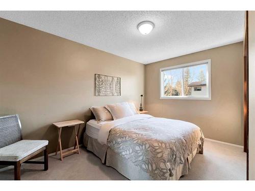 12419 17 Street Sw, Calgary, AB - Indoor Photo Showing Bedroom