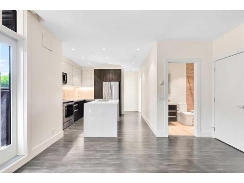 203-108 13 Avenue Ne, Calgary, AB - Indoor Photo Showing Kitchen