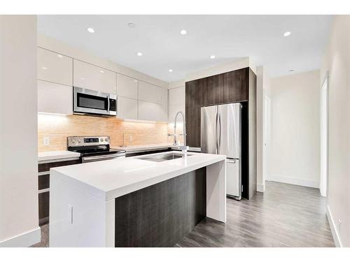 203-108 13 Avenue Ne, Calgary, AB - Indoor Photo Showing Kitchen With Stainless Steel Kitchen With Upgraded Kitchen