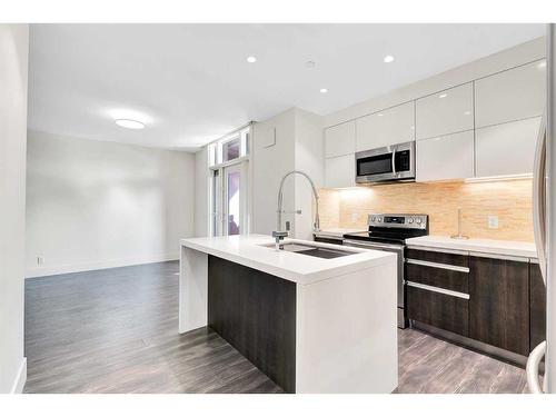 203-108 13 Avenue Ne, Calgary, AB - Indoor Photo Showing Kitchen With Double Sink With Upgraded Kitchen