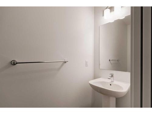 24 Herron Walk Ne, Calgary, AB - Indoor Photo Showing Bathroom