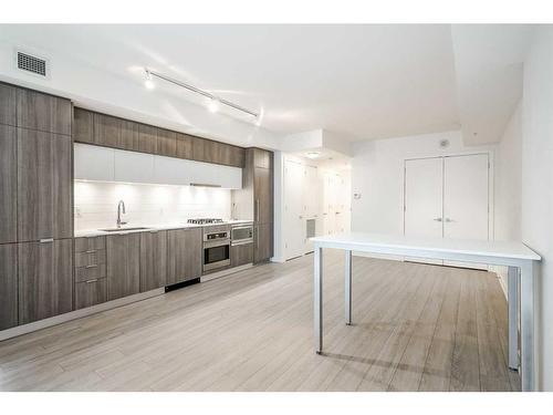 307-128 2 Street Sw, Calgary, AB - Indoor Photo Showing Kitchen