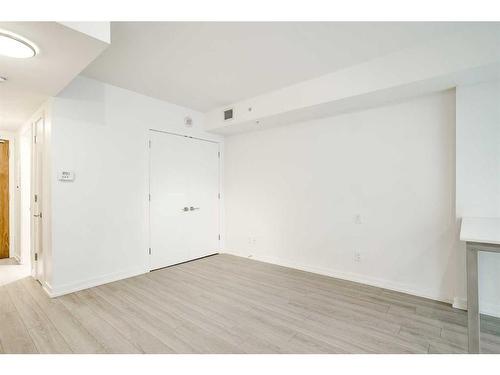 307-128 2 Street Sw, Calgary, AB - Indoor Photo Showing Other Room